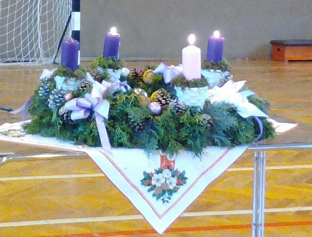 Az adventi koszorú harmadik gyertyája