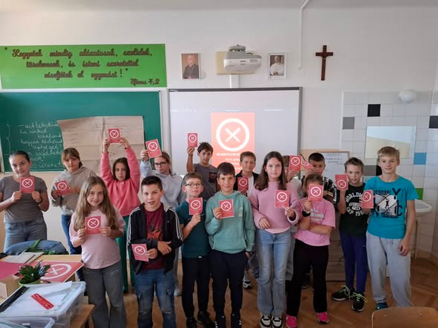 Az Erőszakmentesség Napján az 5.b osztály csatlakozott a Piros Lap Naphoz.